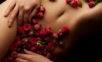 Naakte lichaam bedekt met bloemblaadjes